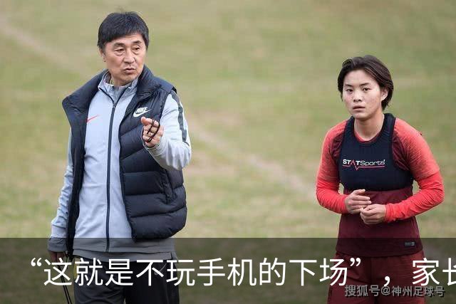 “这就是不玩手机的下场”，家长拍下初中女孩幼稚行为，还沾沾自喜