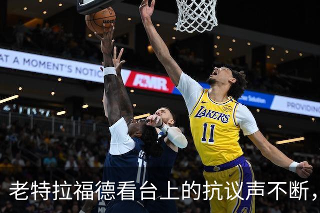 老特拉福德看台上的抗议声不断，球迷高喊卡里克下课